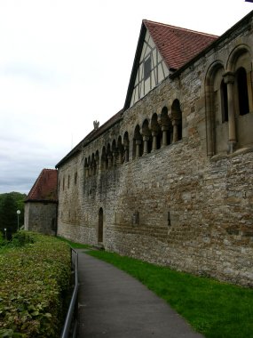 Stadtmauer mit Arkaden